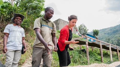 koffie-expert Adeline, Oxfams koffiespecialiste, op bezoek bij coöperatie Muungano in DR Congo.